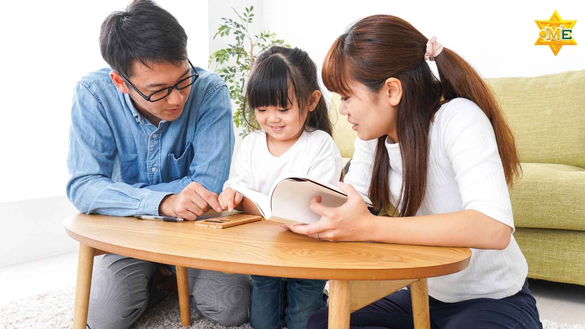 Cha mẹ hướng dẫn ngôn ngữ cho con.