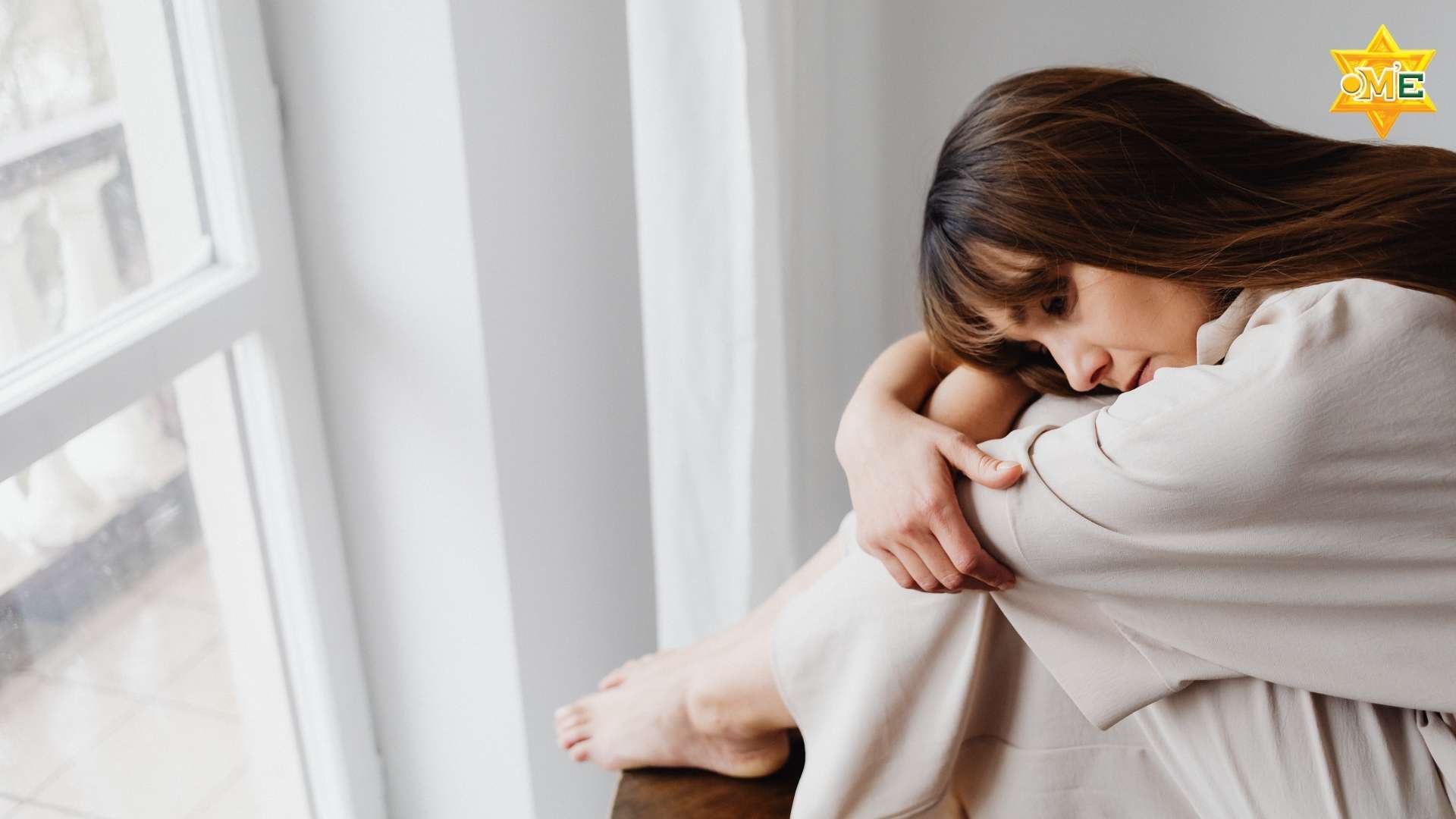 bạn trẻ gen z ngồi trầm ngâm suy nghĩ về cuộc sống và cảm xúc của mình